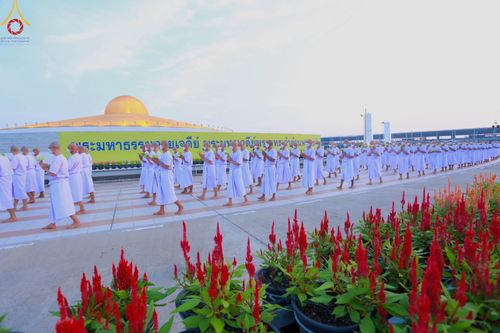 ภาพ No.101430:พิธีเวียนประทักษิณ, พิธีวันทาเจดีย์, พิธีขอขมาและมอบผ้าไตร ในโครงการอุปสมบทหมู่ รุ่นบูชาธรรมมหาปูชนียาจารย์ ณ วัดพระธรรมกาย ในวันที่ 9 ธันวาคม พ.ศ. 2566