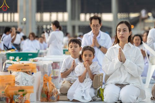 ภาพ No.187959:พิธีตักบาตรฉลองพระใหม่ ต้อนรับพุทธศักราช 2568 ณ ลานธรรมพระมหาธรรมกายเจดีย์ วัดพระธรรมกาย จ.ปทุมธานี วันที่ 1 มกราคม พ.ศ. 2568