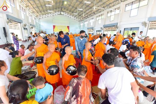 ภาพ No.217568:วันอาทิตย์ที่ 13 เมษายน พ.ศ. 2568 พิธีตักบาตรฉลองสามเณรใหม่ ศูนย์ปฏิบัติธรรมเขาคิชฌกูฏ โครงการบรรพชาสามเณรภาคฤดูร้อน