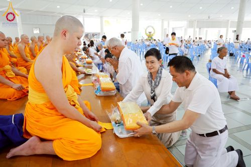 ภาพ No.243851:วันที่ 6 กันยายน พ.ศ. 2568 พิธีถวายภัตตาหารเมนูสวรรค์ เพื่อการบรรลุธรรม ณ หอฉันคุณยายอาจารย์ฯ วัดพระธรรมกาย