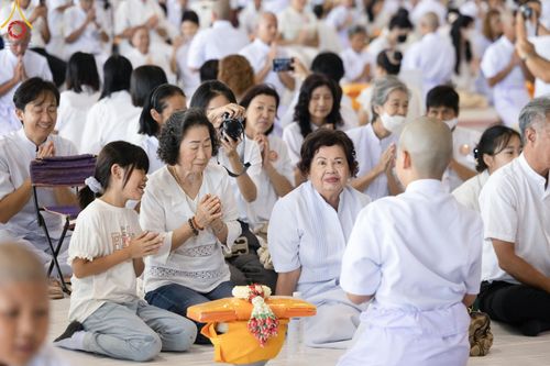 ภาพ No.133915:พิธีขอขมามอบผ้าไตร โครงการบรรพชาสามเณร ศูนย์อบรมวัดพระธรรมกาย ณ วัดพระธรรมกาย วันเสาร์ที่ 6 เมษายน พ.ศ. 2567