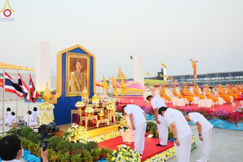 ภาพ No.121982:พิธีจุดประทีปถวายเป็นพุทธบูชา และบูชาธรรมมหาปูชนียาจารย์ พระมงคลเทพมุนี(สด จนฺทสโร) ในโครงการธรรมยาตรา กตัญญูบูชา มหาปูชนียาจารย์ พระมงคลเทพมุนี(สด จนฺทสโร) พระผู้ปราบมาร อนุสรณ์สถาน 7 แห่ง ปีที่ 12 วันที่ 31 มกราคม พ.ศ. 2567 ณ วัดพระธรรมกาย จ.ปทุมธานี