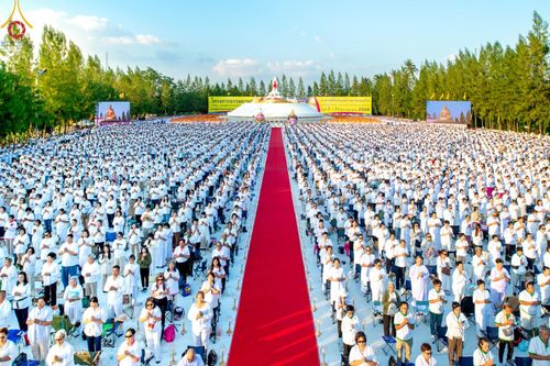 ภาพ No.192652:พิธีจุดประทีปถวายเป็นพุทธบูชา และบูชาธรรมมหาปูชนียาจารย์ ณ อนุสรณ์สถานคลองบางนางแท่น อ.สามพราน จ.นครปฐม ในโครงการธรรมยาตรา กตัญญูบูชา มหาปูชนียาจารย์ พระมงคลเทพมุนี(สด จนฺทสโร) พระผู้ปราบมาร อนุสรณ์สถาน 7 แห่ง ปีที่ 13 วันที่ 10 มกราคม พ.ศ. 2568