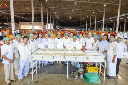 ภาพ No.188177:พิธีถวายภัตตาหารเป็นสังฆทาน แด่พระธรรมยาตรา ในโครงการธรรมยาตรา กตัญญูบูชา มหาปูชนียาจารย์ พระมงคลเทพมุนี(สด จนฺทสโร) พระผู้ปราบมาร อนุสรณ์สถาน 7 แห่ง ปีที่ 13 ณ สภาธรรมกายสากล วัดพระธรรมกาย วันที่ 2 มกราคม พ.ศ. 2568