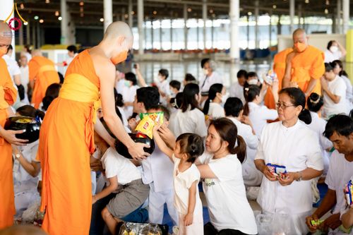 ภาพ No.133830:พิธีตักบาตร ข้าวสารอาหารแห้ง ณ บ้านแก้วเรือนทองคุณยายฯ สภาธรรมกายสากล วัดพระธรรมกาย วันอาทิตย์ต้นเดือนที่ 7 เมษายน พ.ศ. 2567
