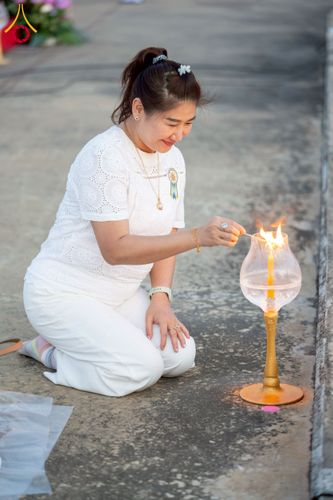 ภาพ No.250457:วันอังคารที่ 7 ตุลาคม พ.ศ. 2568 พิธีจุดประทีปบูชาพระรัตนตรัย ณ ลานธรรมปทุมรัตน์ธรรมเจดีย์ พุทธอุทยานนานาชาติ อ.โพนพิสัย จ.หนองคาย