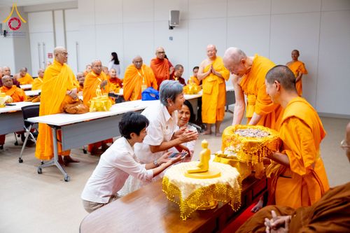 ภาพ No.222384:วันที่ 21 เมษายน พ.ศ. 2568 หลวงพ่อทัตตชีโวต้อนรับคณะสงฆ์ WAB ณ อาคาร 100 ปี คุณยายมหารัตนอุบาสิกาจันทร์ ขนนกยูง วัดพระธรรมกาย