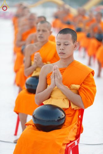 ภาพ No.201035:พิธีตักบาตรพระธรรมยาตรา ณ อนุสรณ์สถานลำดับที่ 5 สถานที่เผยแผ่วิชชาธรรมกายครั้งแรก อนุสรณ์สถานบางปลา วัดบางปลา อำเภอบางเลน จังหวัดนครปฐม ในโครงการธรรมยาตรา กตัญญูบูชา มหาปูชนียาจารย์ พระมงคลเทพมุนี(สด จนฺทสโร) พระผู้ปราบมาร อนุสรณ์สถาน 7 แห่ง ปีที่ 13