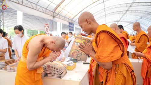 ภาพ No.60325:การต้อนรับพระสังฆาธิการ 10,000 กว่าวัดทั่วประเทศ พิธีมอบปัจจัยช่วยเหลือครู 4 จังหวัดชายแดนภาคใต้ พิธีปฏิบัติธรรม ในวันคุ้มครองโลก วันจันทร์ที่ 22 เมษายน พ.ศ.2567 ณ วัดพระธรรมกาย จ.ปทุมธานี