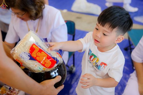 ภาพ No.86847:พิธีตักบาตร , พิธีบูชาข้าวพระ , พิธีจุดเทียนใจ ไฟนิรันดร์ อนันตชัย ในวันอาทิตย์ต้นเดือน 3 กันยายน พ.ศ. 2566 ณ วัดพระธรรมกาย