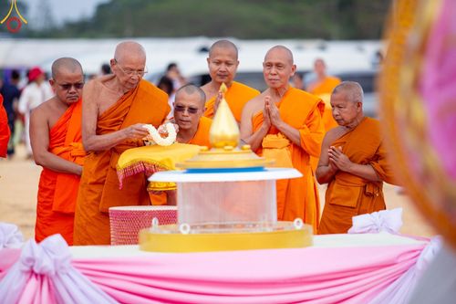 ภาพ No.129353:พิธีประดิษฐานพระบรมสารีริกธาตุ ณ มหารัตนะเจดีย์สิริปทุมสวรรค์ ศูนย์ปฏิบัติธรรมภาคใต้ อ.บางกล่ำ จ.สงขลา วันที่ 10 มีนาคม พ.ศ.2567