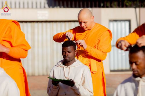 ภาพ No.231170:วันศุกร์ที่ 27 มิถุนายน พ.ศ. 2568 พิธีตัดปอยผมและพิธีปลงผมนาคธรรมทายาทแห่งทวีปแอฟริกา พ.ศ. 2568  โครงการบรรพชาอุปสมบทพระธรรมทายาทนานาชาติแห่งทวีปแอฟริกา ครั้งที่ 2 ณ วัดพระธรรมกายโจฮันเนสเบิร์ก สาธารณรัฐแอฟริกาใต้