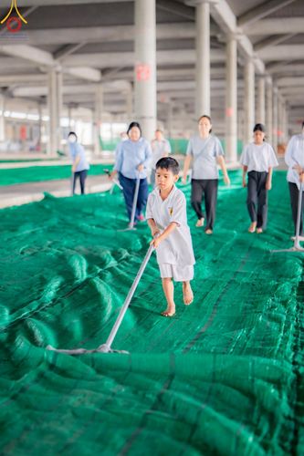 ภาพ No.219082:วันที่ 19-21 เมษายน พ.ศ. 2568 การเตรียมงานในลานธรรม , วิหารคด เพื่องานวันคุ้มครองโลก 22 เมษายน พ.ศ. 2568