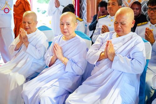 ภาพ No.146701:พิธีต้อนรับสัญญาบัตร พัดยศ ผ้าไตร ในโอกาสที่พระบาทสมเด็จพระเจ้าอยู่หัว ทรงพระกรุณาโปรดพระราชทานสัญญาบัตรตั้งสมณศักดิ์ พระวิมลศาสนวิเทศ (สำรวจ กมโล) เจ้าอาวาสวัดไทยนอร์เวย์ เป็นพระราชาคณะชั้นราช ในราชทินนามที่ “พระราชวชิรศาสนวิเทศ”