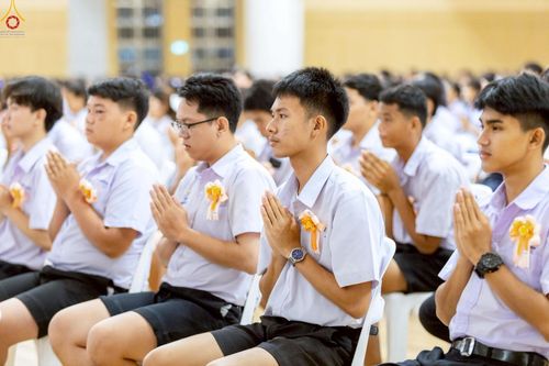 ภาพ No.245925:วันเสาร์ที่ 13 กันยายน พ.ศ. 2568 พิธีมอบผ้าไตรประธานกฐินสัมฤทธิ์เด็กดี V-Star ณ สภาธรรมกายสากล วัดพระธรรมกาย