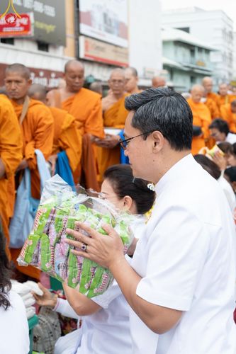 ภาพ No.126342:พิธีทำบุญเมืองนครราชสีมา ฉลอง 556 ปี ตักบาตรพระ 10,000 รูป ในวันเสาร์ที่ 2 มีนาคม พ.ศ.2567 ณ อนุสาวรีย์ท้าวสุรนารี จ.นครราชสีมา จัดโดย คณะสงฆ์จังหวัดนครราชสีมา ร่วมกับสำนักงานจังหวัดนครราชสีมา