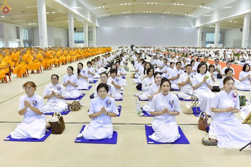 ภาพ No.233778:วันเสาร์ที่ 19 กรกฎาคม พ.ศ.2568 วันมหารำลึก ครั้งที่ 35 พิธีรำลึกถึงนักสร้างบารมี , พิธีสวดพระพุทธมนต์ , พิธีทอดผ้าบังสกุลและถวายไทยธรรม วัดพระธรรมกาย