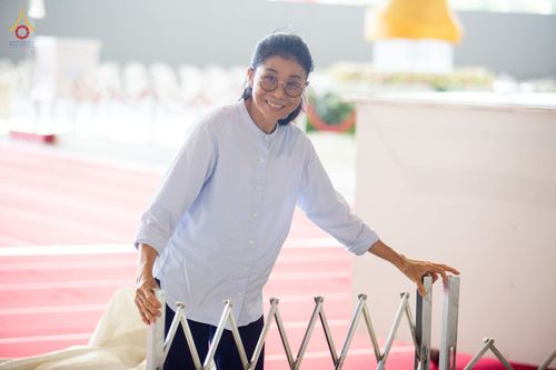 ภาพ No.88700:คณะสงฆ์ เจ้าหน้าที่ และสาธุชน ทุ่มเทแรงกายแรงใจเตรียมงาน เพื่องานวันครูผู้ค้นพบวิชชาธรรมกาย ตั้งแต่วันที่ 20 กันยายน พ.ศ. 2566