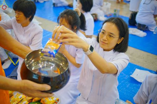 ภาพ No.89456:พิธีตักบาตร ข้าวสารอาหารแห้ง พิธีบูชาข้าวพระ และพิธีจุดเทียนใจ ไฟนิรันดร์  อนันตชัย ณ สภาธรรมกายสากล วัดพระธรรมกาย วันอาทิตย์ที่ 1 ตุลาคม พ.ศ. 2566