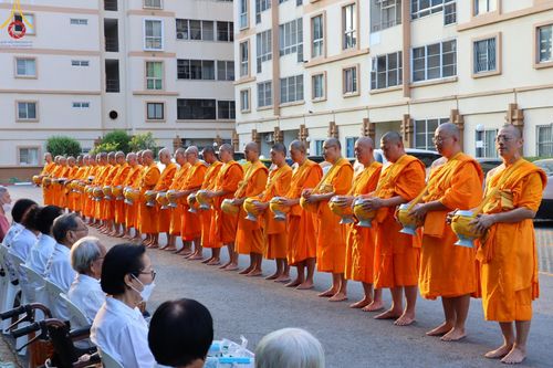 ภาพ No.136053:พระธรรมทายาท โครงการบวชพระนานาชาติ AEC & WAB ผู้บริหารรุ่นที่ 2 บิณฑบาต ณ หอฉันคุณยายอาจารย์ฯ เมืองแก้วมณี หมู่บ้านแก้วพุทธรักษา วันที่ 28 เมษายน พ.ศ. 2567