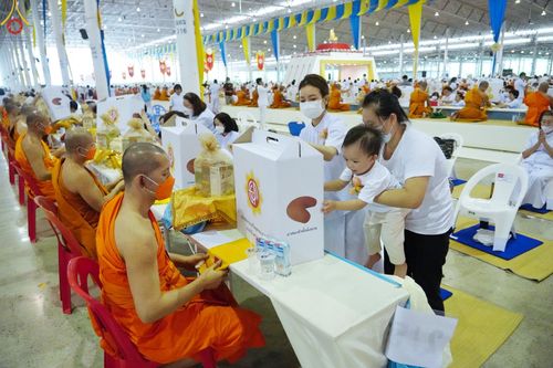 ภาพ No.85371:พิธีถวายมหาสังฆทานคณะสงฆ์ 2000 กว่าวัดทั่วประเทศปีที่ 23, พิธีถวายไทยธรรมคณะสงฆ์ 323 วัด 4 จังหวัดชายแดนภาคใต้, พิธีมอบปัจจัยช่วยเหลือครู 4 จังหวัดชายแดนภาคใต้ ณ สภาธรรมกายสากล วัดพระธรรมกาย ในวันสมาธิโลก อาทิตย์ที่ 6 สิงหาคม พ.ศ. 2566