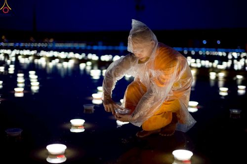 ภาพ No.244217:วันที่ 7 กันยายน พ.ศ. 2568 พิธีจุดประทีป วันครูผู้ค้นพบวิชชาธรรมกาย ณ ลานธรรมฯ และวิหารคด วัดพระธรรมกาย