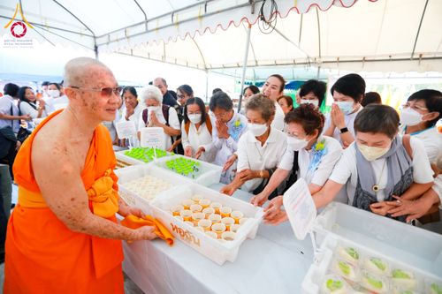 ภาพ No.119075:พิธีถวายภัตตาหารเป็นสังฆทาน แด่คณะพระธรรมยาตรา วันที่ 27 มกราคม พ.ศ. 2567 ณ อนุสรณ์สถานบางปลา จ.นครปฐม