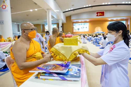 ภาพ No.88275:พิธีทอดผ้าป่าถวายทุนการศึกษาพระภิกษุสามเณรทั่วโลก, มอบโล่ผู้อุปถัมภ์มหาวิทยาลัยฯ ในวันครบรอบสถาปนา 20 ปี มหาวิทยาลัยธรรมกายแคลิฟอร์เนีย (DOU), พิธีถวายมหาสังฆทาน 108 รูป บูชาธรรมมหาปูชนียาจารย์ วันเสาร์ที่ 16 กันยายน พ.ศ. 2566 ณ ห้องแก้วสารพัดนึก1 วัดพระ