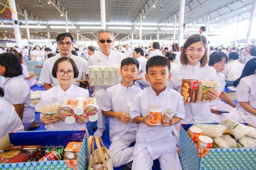 ภาพ No.167500:พิธีตักบาตรและพิธีบูชาข้าวพระ ในวันอาทิตย์ที่ 3 พฤศจิกายน พ.ศ. 2567 ณ วัดพระธรรมกาย