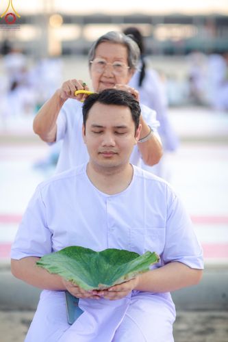ภาพ No.180004:พิธีปลงผมนาคธรรมทายาท ในโครงการอุปสมบทหมู่ บูชาธรรมมหาปูชนียาจารย์ (ศูนย์อบรมวัดพระธรรมกาย) วันที่ 1 ธันวาคม พ.ศ. 2567 ณ ลานธรรมหารัตนวิหารคด วัดพระธรรมกาย จ.ปทุมธานี