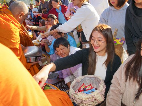 ภาพ No.106813:พิธีตักบาตรพระ ๒๐๐ รูป  "สร้างบุญใหญ่ ส่งท้ายปีเก่า ต้อนรับปีใหม่ ๒๕๖๗" วันอาทิตย์ที่ ๓๑ ธันวาคม ๒๕๖๖ ณ ถนนหน้าที่ว่าการอำเภอภูเรือ อำเภอภูเรือ จังหวัดเลย