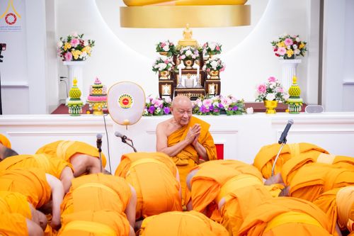ภาพ No.145016:พิธีบรรพชา และอุปสมบท ธรรมทายาท โดยมี พระเดชพระคุณพระธรรมรัตนาภรณ์ เป็นพระอุปัชฌาย์ ยังความปลื้มปิติใจให้แก่ผู้ปกครอง และคณะญาติมิตร ณ วัดพระธรรมกายนิวเจอร์ซี  ประเทศสหรัฐอเมริกา