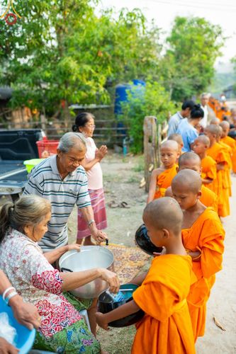 ภาพ No.62259:Photo Story  มหัศจรรย์วัดดงดินแดง Episode 4 กิจกรรมตักบาตรฉลองพระ-เณรกว่า 500 รูป