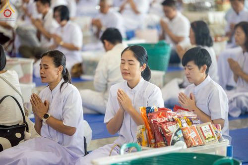 ภาพ No.221984:วันที่ 4 พฤษภาคม พ.ศ. 2568 พิธีตักบาตร เนื่องในวันอาทิตย์ต้นเดือน ณ บ้านแก้วเรือนทองคุณยายฯ วัดพระธรรมกาย