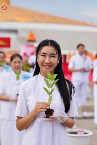 ภาพ No.160430:พิธีปลูกต้นทรัพย์บานชื่น ณ ลานธรรม พระมหาธรรมกายเจดีย์ วัดพระธรรมกาย จ.ปทุมธานี วันพฤหัสบดีที่ 10 ตุลาคม พ.ศ. 2567