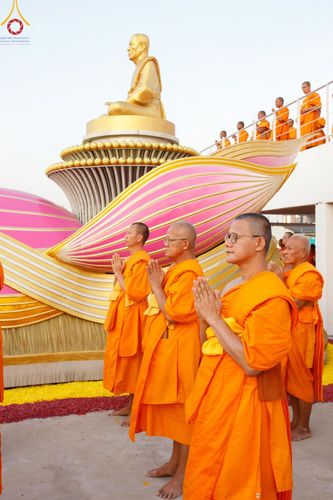 ภาพ No.201309:พระธรรมยาตราปฏิบัติธรรม และถ่ายภาพหมู่ประวัติศาสตร์ ณ อาคารธรรมยาตรา กตัญญูบูชามหาปูชนียาจารย์  ตรงข้ามวัดปากน้ำภาษีเจริญ จ.กรุงเทพมหานคร ในโครงการธรรมยาตรา กตัญญูบูชา มหาปูชนียาจารย์ พระมงคลเทพมุนี(สด จนฺทสโร) พระผู้ปราบมาร อนุสรณ์สถาน 7 แห่ง ปีที่ 13