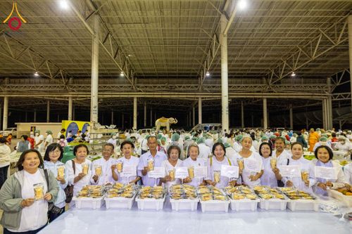 ภาพ No.204297:พิธีถวายภัตตาหารเป็นสังฆทาน แด่พระธรรมยาตรา ณ วัดพระธรรมกาย ตำบลคลองสาม อำเภอคลองหลวง จังหวัดปทุมธานี ในโครงการธรรมยาตรา กตัญญูบูชา มหาปูชนียาจารย์ พระมงคลเทพมุนี(สด จนฺทสโร) พระผู้ปราบมาร อนุสรณ์สถาน 7 แห่ง ปีที่ 13 วันที่ 31 มกราคม พ.ศ. 2568