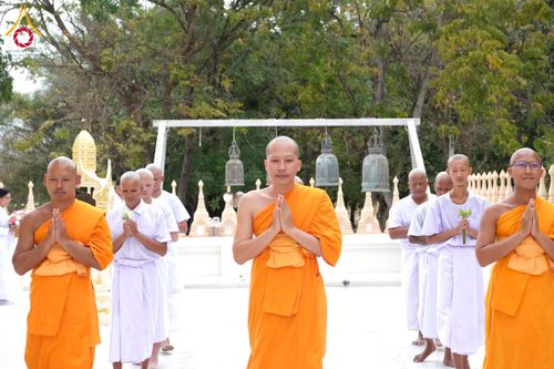 ภาพ No.277937:พิธีตัดปอยผมและปลงผมนาคธรรมทายาท พิธีขอขมาผู้ปกครอง ณ ศูนย์อบรมเยาวชนนครปฐม จ.นครปฐม และพิธีมอบบาตร ผ้าไตร นาคธรรมทายาท พิธีบรรพชา อุปสมบทหมู่ ณ วัดลาดหญ้าไทร จ.นครปฐม