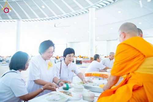 ภาพ No.262689:วันที่ 18,25 ตุลาคม พ.ศ. 2568 พิธีถวายภัตตาหารเมนูสวรรค์ เพื่อการบรรลุธรรม ณ หอฉันคุณยายอาจารย์ฯ วัดพระธรรมกาย