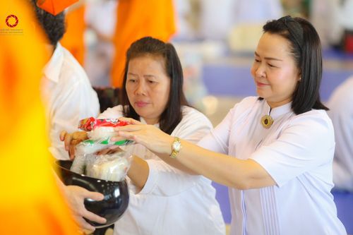 ภาพ No.99653:พิธีตักบาตรวันอาทิตย์ต้นเดือน ณ สภาธรรมกายสากล วัดพระธรรมกาย จ.ปทุมธานี วันอาทิตย์ที่ 3 ธันวาคม พ.ศ. 2566