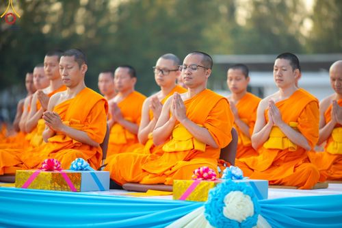 ภาพ No.192965:พิธีตักบาตรพระธรรมยาตรา ณ อนุสรณ์สถานคลองบางนางแท่น อ.สามพราน จ.นครปฐม ในโครงการธรรมยาตรา กตัญญูบูชา มหาปูชนียาจารย์ พระมงคลเทพมุนี(สด จนฺทสโร) พระผู้ปราบมาร อนุสรณ์สถาน 7 แห่ง ปีที่ 13 วันที่ 11 มกราคม พ.ศ.2568