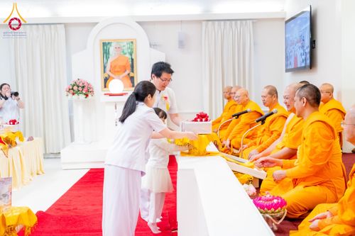 ภาพ No.62386:คณะศิษยานุศิษย์รวมใจสถาปนาและสมโภช ธรรมจักร เพื่ออัญเชิญประดิษฐาน ณ ยอดอุโบสถ 80 ปี หลวงพ่อธัมมชโย วัดพระธรรมกายนิวเจอร์ซี ประเทศสหรัฐอเมริกา  วันอาทิตย์ที่ 7 เมษายน พ.ศ. 2567