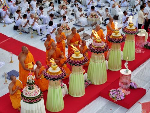 ภาพ No.197155:พิธีจุดประทีปถวายเป็นพุทธบูชา และบูชาธรรมมหาปูชนียาจารย์ ณ วัดโบสถ์(บน) ตำบลบางคูเวียง อำเภอบางกรวย จังหวัดนนทบุรี ในโครงการธรรมยาตรา กตัญญูบูชา มหาปูชนียาจารย์ พระมงคลเทพมุนี(สด จนฺทสโร) พระผู้ปราบมาร อนุสรณ์สถาน 7 แห่ง ปีที่ 13 วันที่ 18 มกราคม พ.ศ. 25