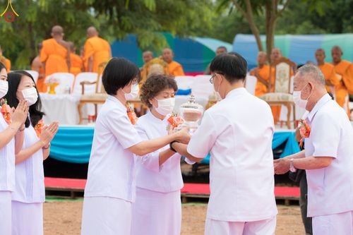 ภาพ No.84384:พิธีทอดผ้าป่า พิธีอัญเชิญปฐมรัตนปฐวี และพิธีตอกเสาเข็มต้นสุดท้าย เพื่อสถาปนาอาคาร 80 ปี หลวงพ่อธัมมชโย ณ ศูนย์ปฏิบัติธรรมวิหารแดง ตำบลเจริญธรรม อำเภอวิหารแดง จ.สระบุรี  วันที่ 23 กรกฎาคม พ.ศ. 2566