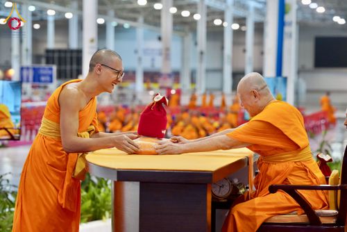 ภาพ No.237448:วันอาทิตย์ที่ 10 สิงหาคม พ.ศ.2568 พิธีมอบใบประกาศเกียรติคุณ โครงการสอบบาลี "ฉลองแชมป์" บูชาธรรม 80 ปี หลวงพ่อธัมมชโย ประจำปี 2568 และ พิธีมอบดวงแก้วสามเณรทรงบาลีไวยากรณ์ ณ สภาธรรมกายสากล วัดพระธรรมกาย ปทุมธานี