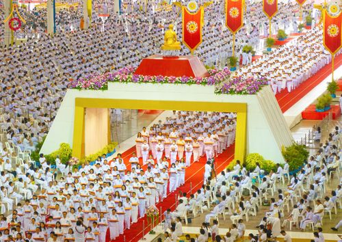 พิธีทอดผ้าป่าสมทบ มหาสังฆทาน 10,000 วัด ทั่วไทย วันอาทิตย์ต้นเดือนที่ 7 เมษายน พ.ศ.2567 ณ ห้องแก้วสารพัดนึก 1 สภาธรรมกายสากล  วัดพระธรรมกาย จ.ปทุมธานี