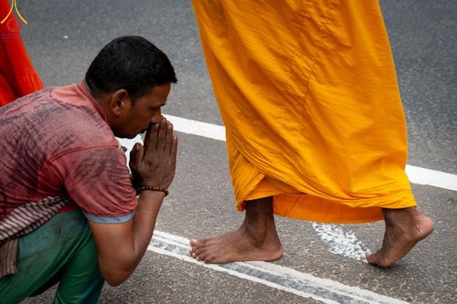 ภาพ No.139422:พิธีตักบาตรรอบเมืองดัมบุลล่า เทศกาลวิสาขบูชาแห่งชาติ ศรีลังกา เมื่อวันที่ 16 พฤษภาคมที่ผ่านมา คณะสงฆ์จากวัดพระธรรมกาย และคณะพระภิกษุสามเณรศรีลังกา ในโครงการสยาม-ลังกา ธรรมยาตรา ฉลองเทศกาลวิสาขบูชาแห่งชาติ ศรีลังกา บูชาธรรม 80 ปีหลวงพ่อธัมมชโย