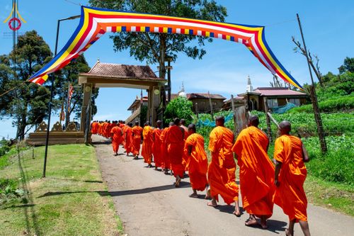 ภาพ No.225661:วันที่ 5 พฤษภาคม พ.ศ. 2568 พิธีบิณฑบาตรอบเมืองนูวราอิลิย่า ฉลองเทศกาลวิสาขบูชา แห่งชาติประเทศศรีลังกา