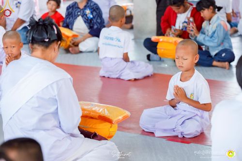 ภาพ No.215961:วันพฤหัสบดีที่ 3 เมษายน พ.ศ. 2568 พิธีบรรพชาสามเณร ภาคฤดูร้อน รุ่นที่ 15  บูชาธรรมหลวงพ่อธัมมชโย 81 ปี 81 รูป ณ ศูนย์ปฏิบัติธรรมสวนผึ้ง จ.ราชบุรี