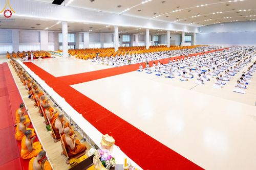 ภาพ No.146098:วันมหารำลึก ครั้งที่ 34 พิธีร่วมรำลึกถึงนักสร้างบารมีที่ล่วงลับไปแล้ว , พิธีสวดพระพุทธมนต์ ณ ห้องแก้วสารพัดนึก 1 วัดพระธรรมกาย วันเสาร์ที่ 27 กรกฎาคม พ.ศ. 2567